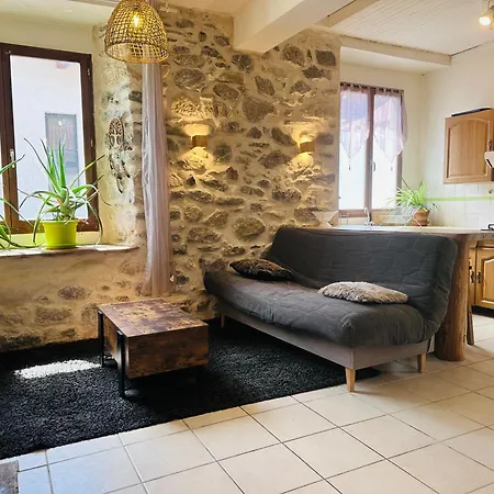 Holiday home Maison De L'hirondelle Arnave